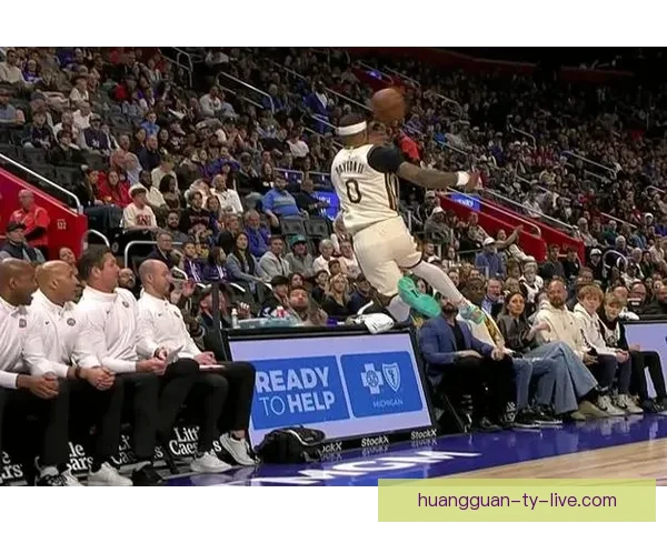 勇士25次失误惨败活塞追梦零分意外撞到女球迷波尔津吉斯伤退得5分